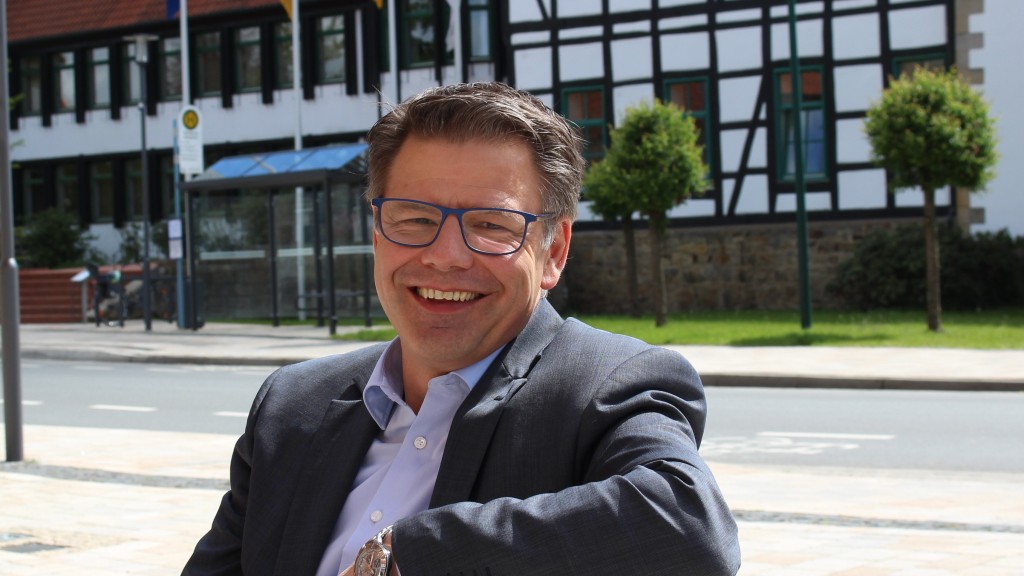 Martin Franke gut gelaunt vor dem Rathaus