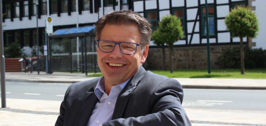 Martin Franke gut gelaunt vor dem Rathaus