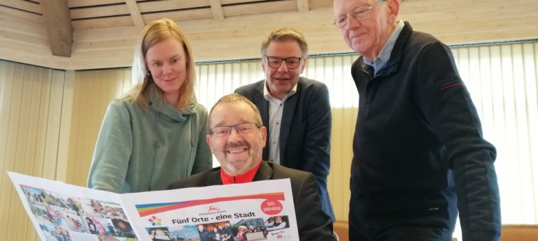Gute Laune beim Lessen der Jubiläumszeitschrift