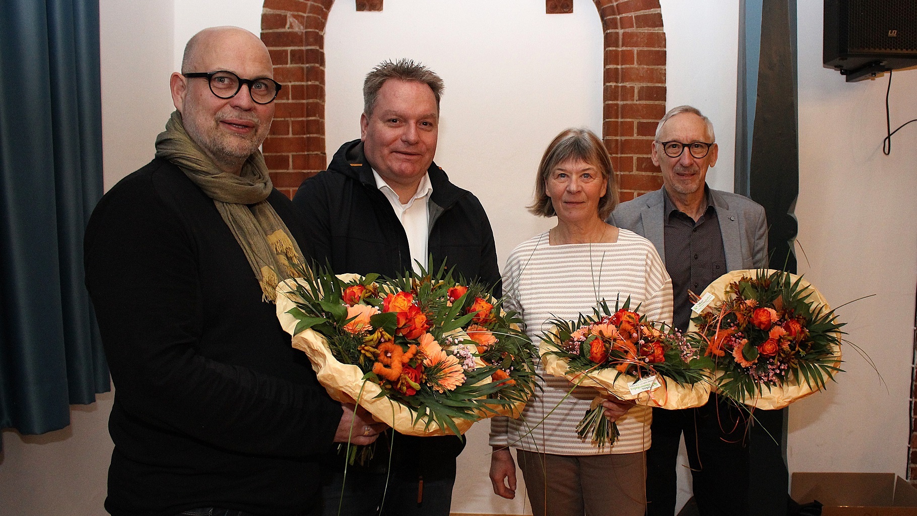 4 Schiedspersonen mit Blumensträußen 