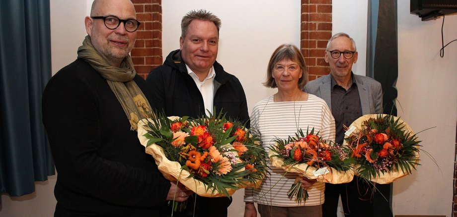 4 Schiedspersonen mit Blumensträußen