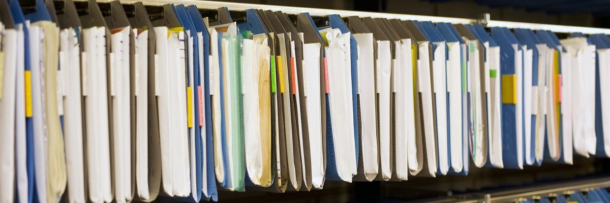 Blick in ein typisches Archiv mit Hängeregistern