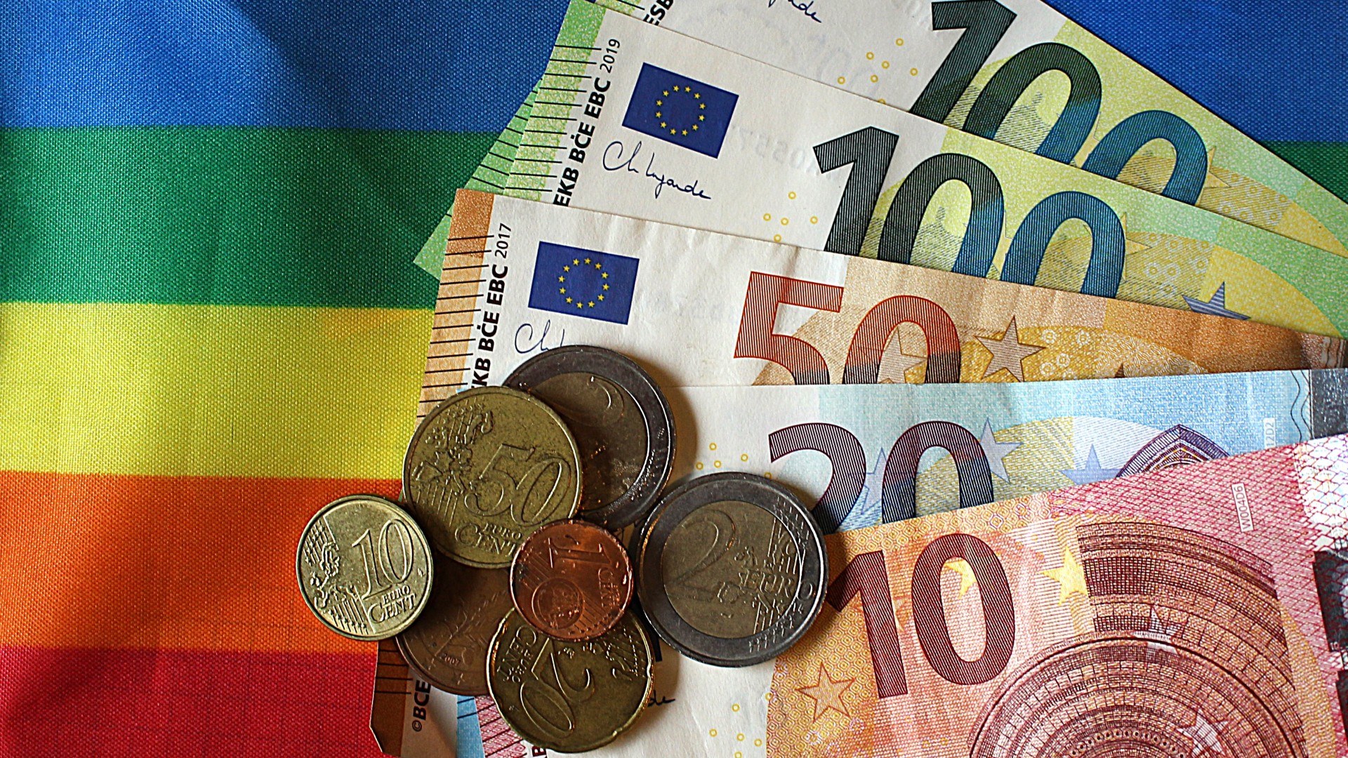 Geldscheine und Münzen