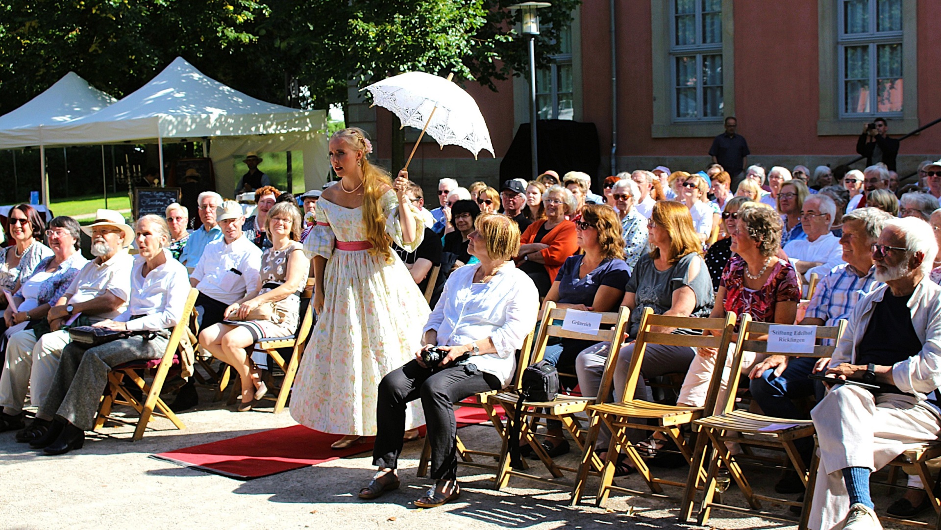 Veranstaltung mit Publikum im Außenbereich der Romantik 