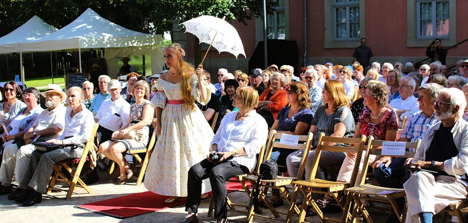 Kulturveranstaltung in der Romantik Bad Rehburg Veranstaltung mit Publikum im Außenbereich der Romantik