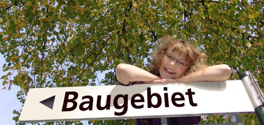 Mädchen und Hinweisschild Baugebiet