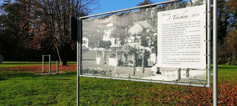 Blick in den Kurpark mit dem entsprechenden Hinweisschild