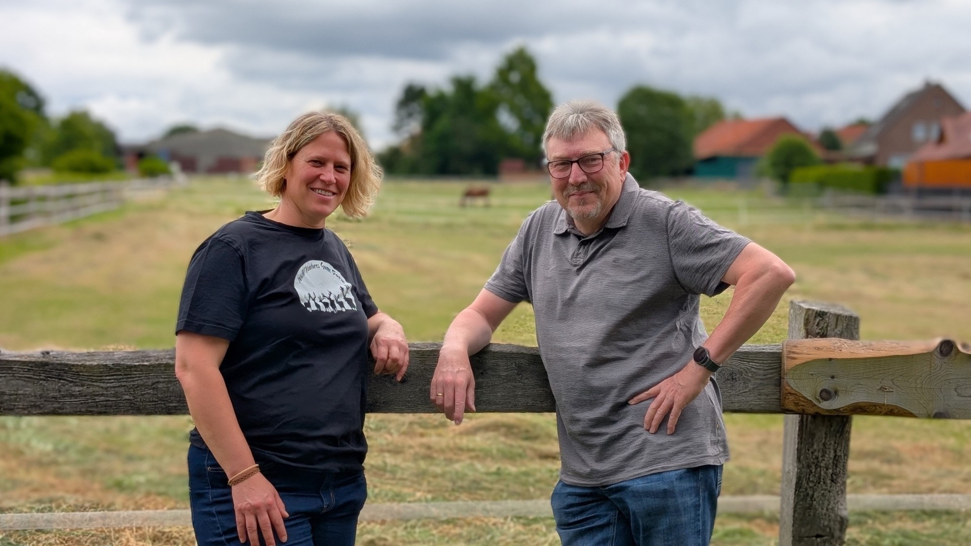 Wo Frauke Kallendorf und Ralf Schulte jetzt noch am Weidezaun lehnen, soll das Baugebiet Hinterm Kamp entstehen