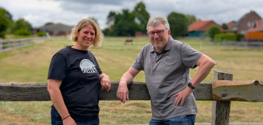 Frauke Kallendorf und Ralf Schulte Wo Frauke Kallendorf und Ralf Schulte jetzt noch am Weidezaun lehnen, soll das Baugebiet Hinterm Kamp entstehen