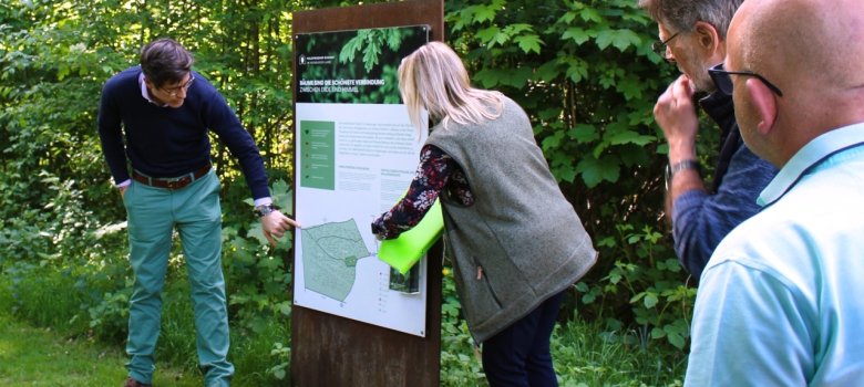 Zwei Personen erläutern die Idee des Waldfriedhofs