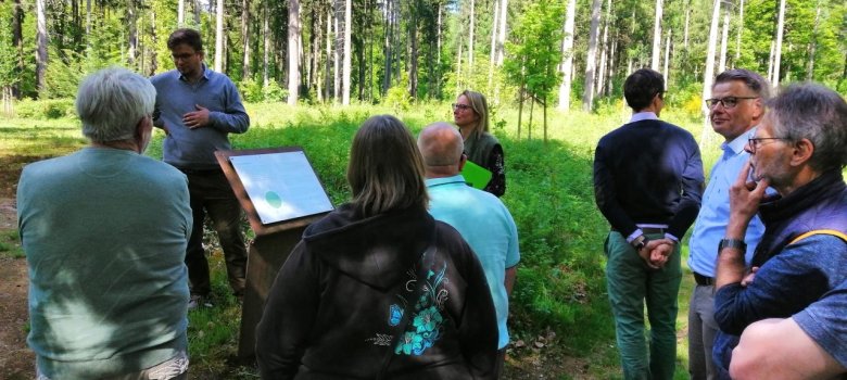 Ratsvertreter aus Rehburg-Loccum hören den Erläuterungen zum Waldfriedhof aufmerksam zu