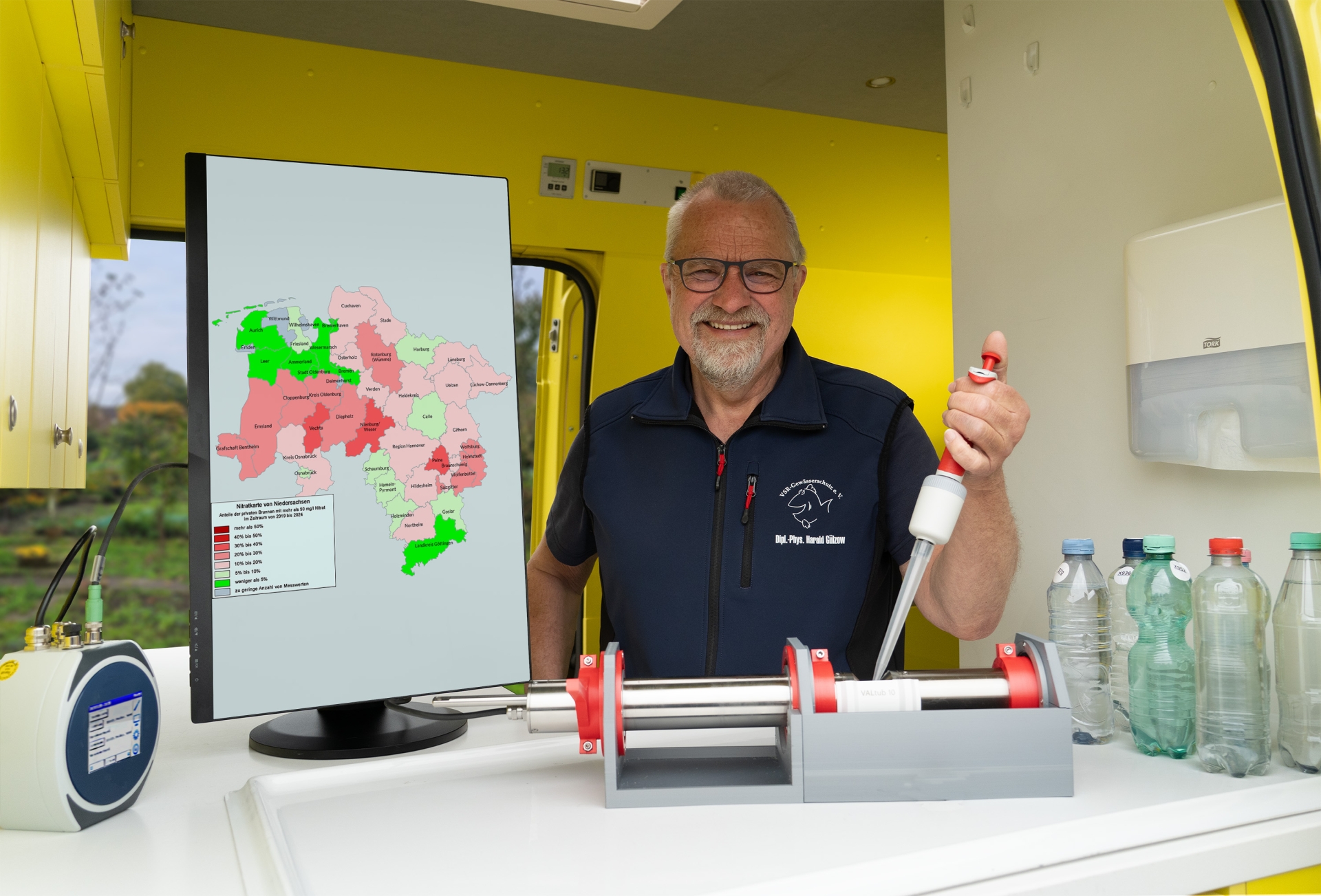 Harald Gülzow untersucht eine Brunnenwasserprobe im Labormobil