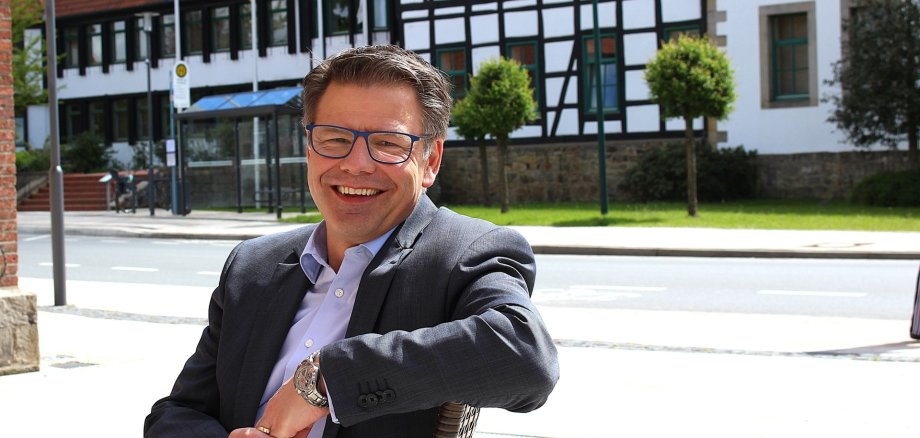 Bürgermeister Martin Franke vor dem Rathaus