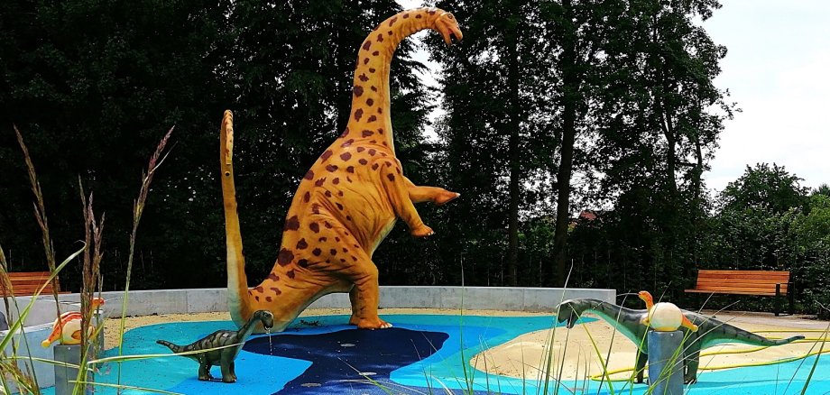 große und kleine Dinosaurier im neuen Kinderbecken des Freizeitbades Münchehagen