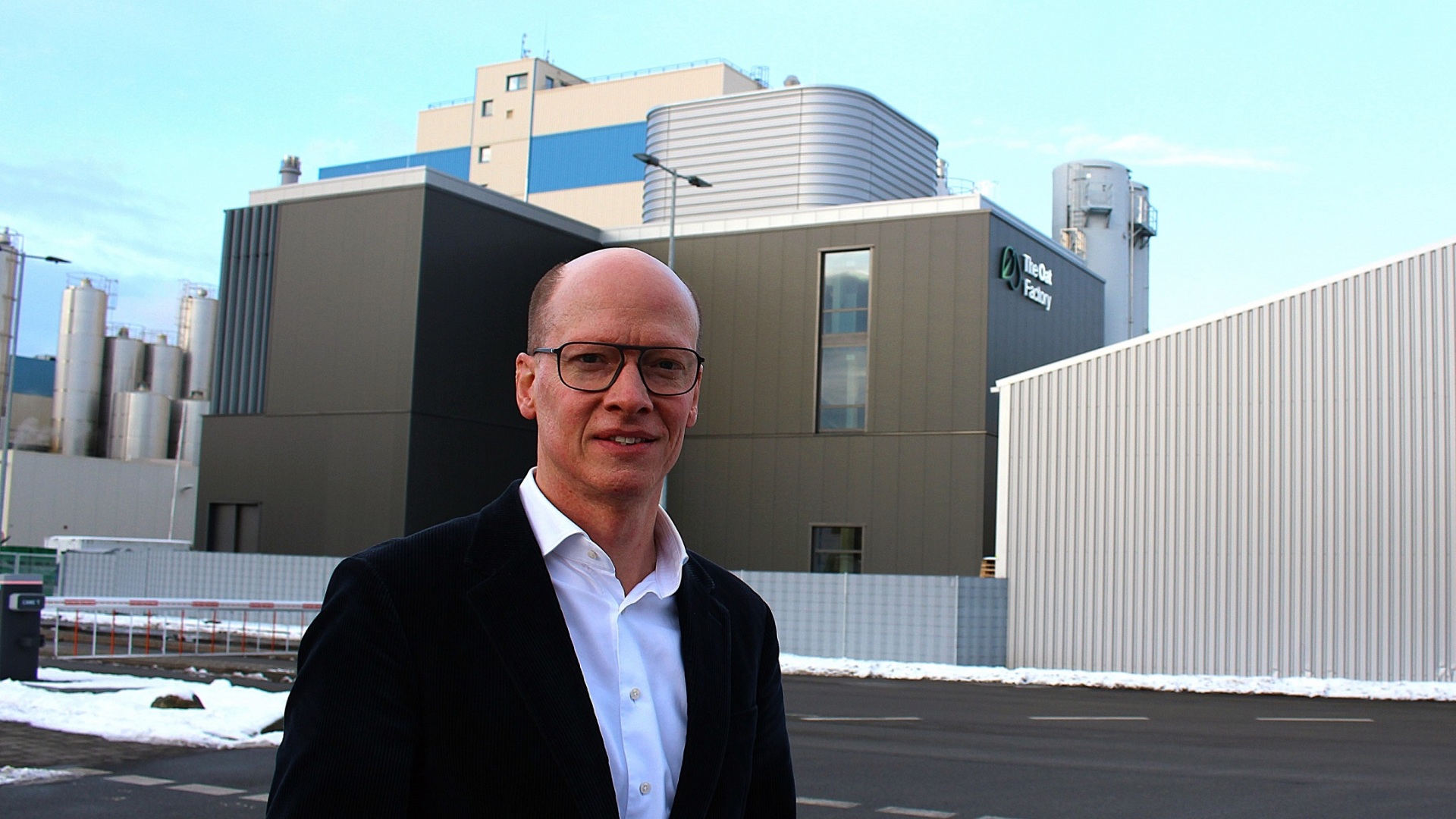 Geschäftsführer Timo Winkelmann steht vor der Kulisse seines Unternehmens frischli