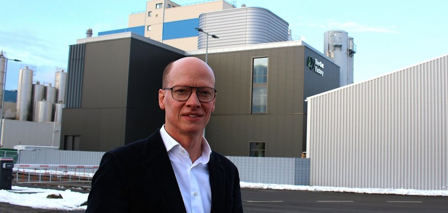 Geschäftsführer Timo Winkelmann steht vor der Kulisse seines Unternehmens frischli