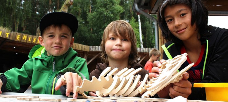 Drei Kinder im Dinopark