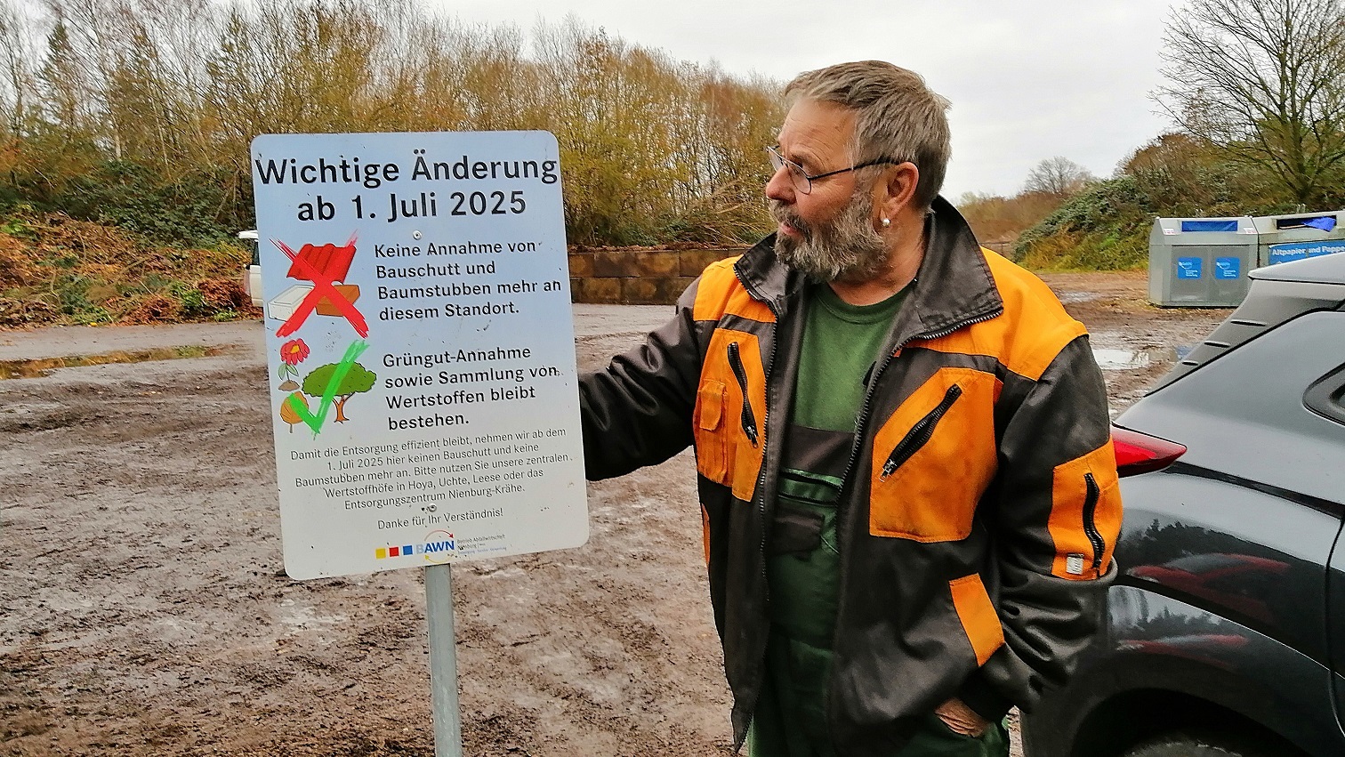 Ein Mann steht neben dem Schild, das daraufhin hinweist, dass in Rehburg kein Bauschutt mehr angenommen wird.