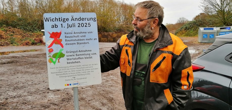 Ein Mann steht neben dem Schild, das daraufhin hinweist, dass in Rehburg kein Bauschutt mehr angenommen wird.