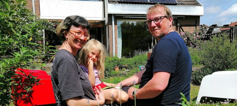 Melanie und Oliver Böhme mit einer Tochter vor ihrem Haus