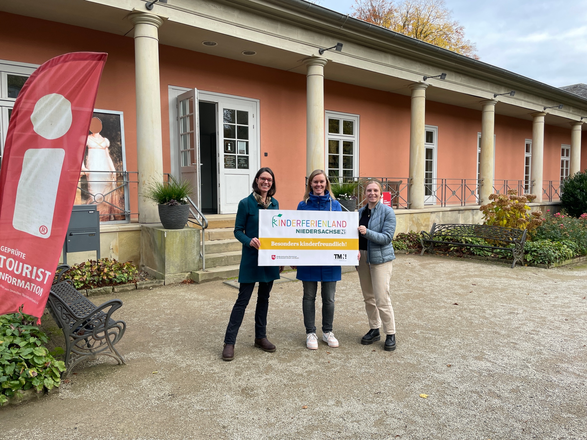 Gesa Polster, Gretje Bode und Marie Witte mit dem Kinderferienland-Banner vor der Romantik Bad Rehburg