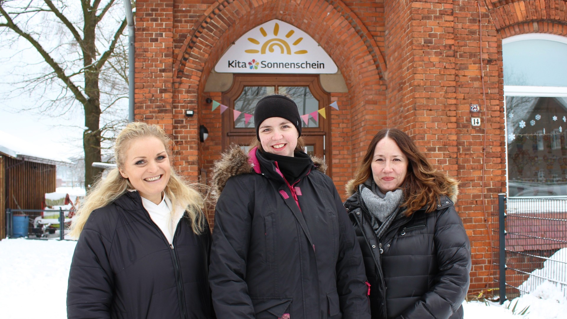 Judy Grothe,  Mareen Vennes und Birgit Völlers vor der Kita Sonnenschein