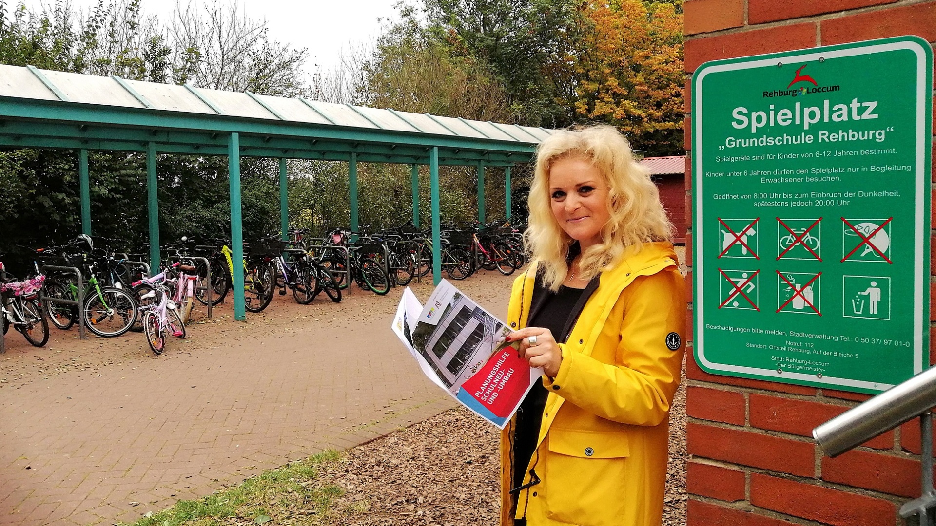 In Rehburg hat Judy Grothe gemeinsam mit den Schulleiter:innen für die Container den Platz favorisiert, auf dem derzeit noch die Fahrräder abgestellt werden