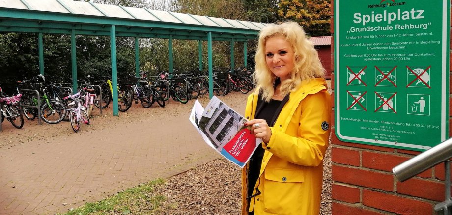 Judy Grothe am geplanten Standort des Containers In Rehburg hat Judy Grothe gemeinsam mit den Schulleiter:innen für die Container den Platz favorisiert, auf dem derzeit noch die Fahrräder abgestellt werden