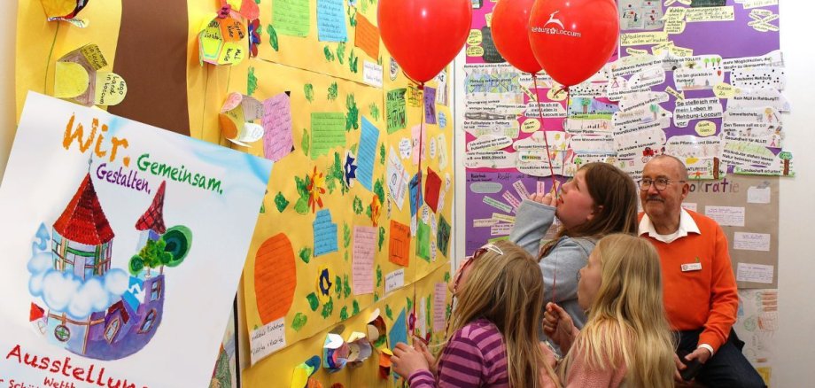 Ein Blick auf den Ausstellungsstand des Bündnisses für Demokratie und Vielfalt auf der Wirtschaftsschau 2026