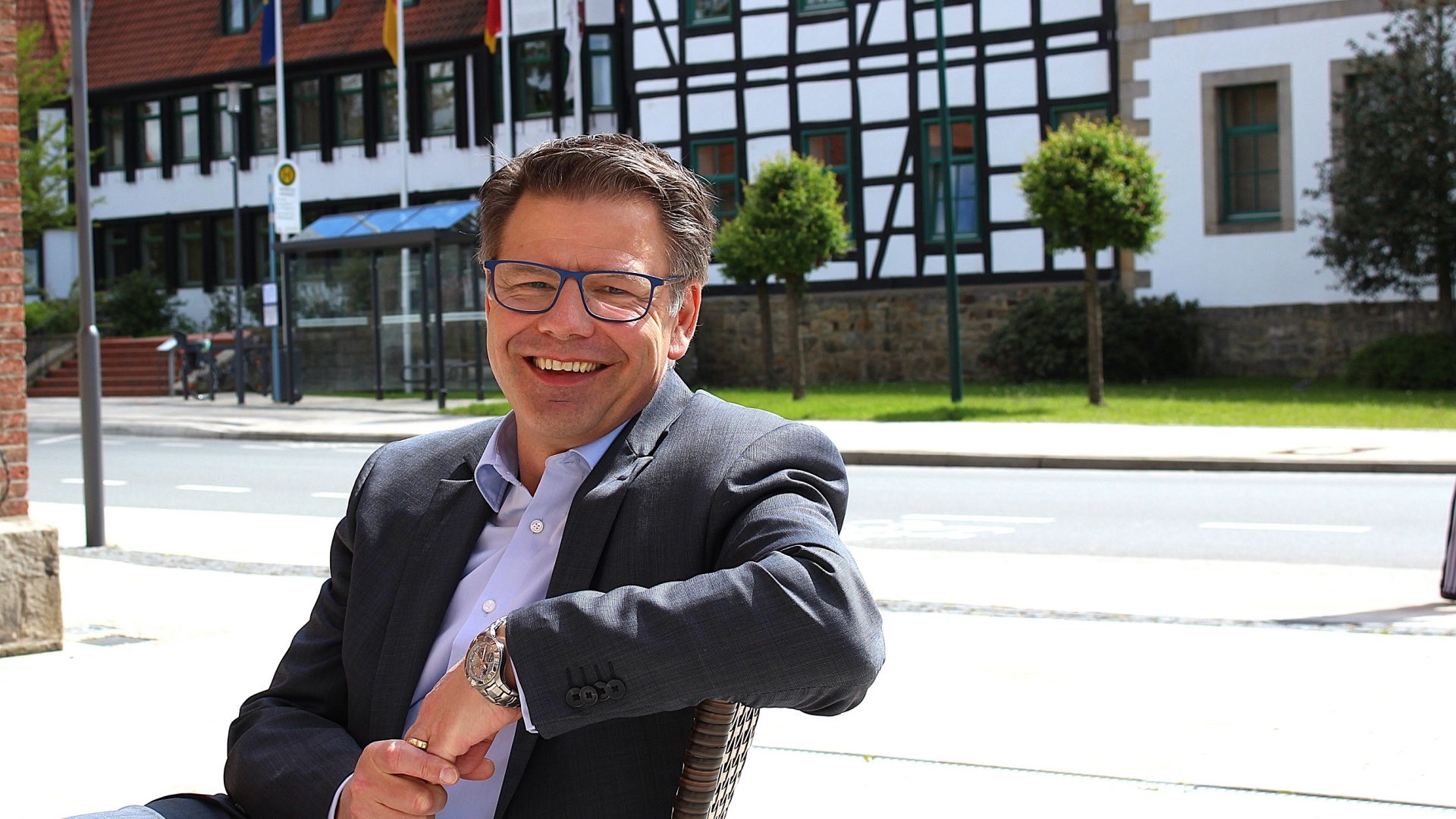 Bürgermeister Martin Franke vor dem Rathaus