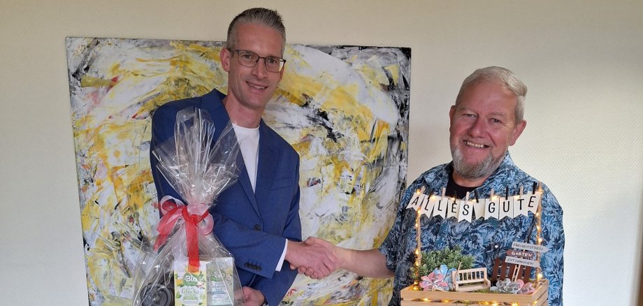 Arnold Müller (li.) verabschiedet Peter Kräft Arnold Müller (li.) verabschiedet Peter Kräft und übergibt ihm Präsente