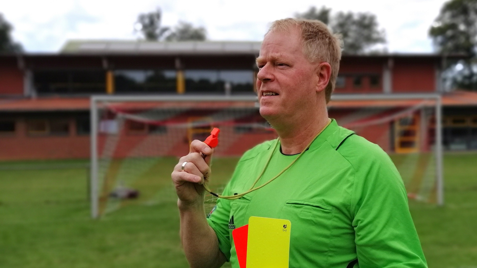 Anton van den Born mit Trillerpfeiffe auf dem Fußballplatz