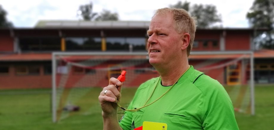 Anton van den Born mit Trillerpfeiffe auf dem Fußballplatz Anton van den Born mit Trillerpfeiffe auf dem Fußballplatz