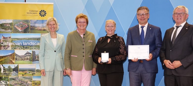 Martin Franke und Birgit Birth neben die Connecting Europe, Europa-Medaille der EVP-Fraktion, entgegen
