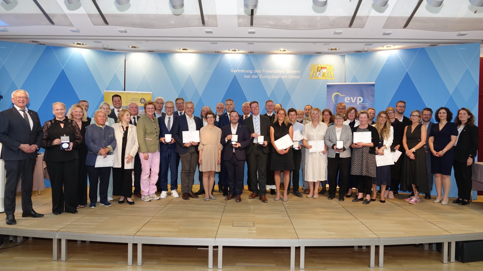 Gruppenbild aller Ausgezeichneten der Europa Medaille