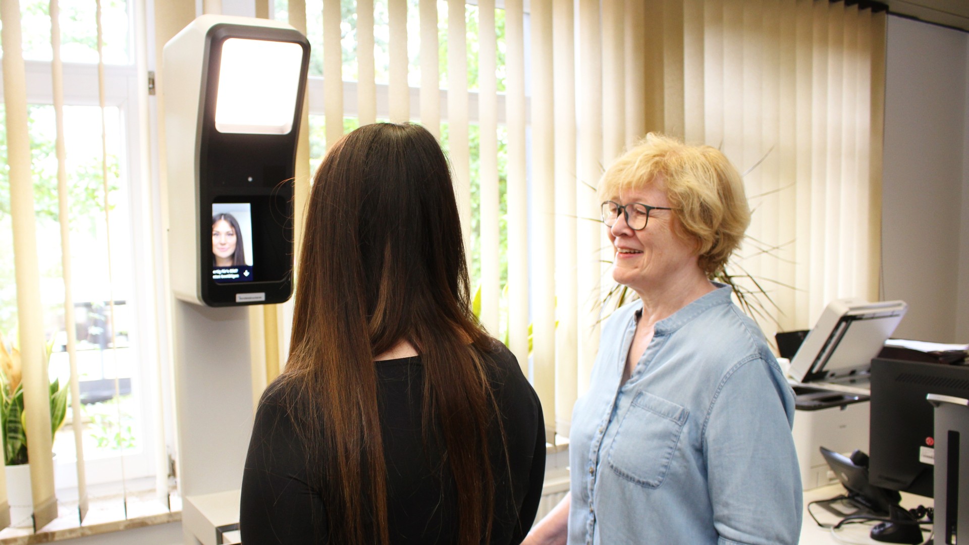 Zwei Mitarbeiterinnen vom Bürgerbüro 