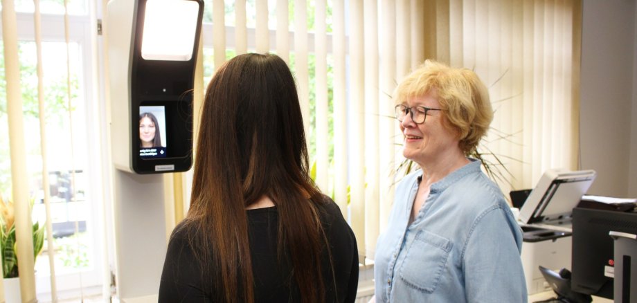 Zwei Mitarbeiterinnen vom Bürgerbüro 