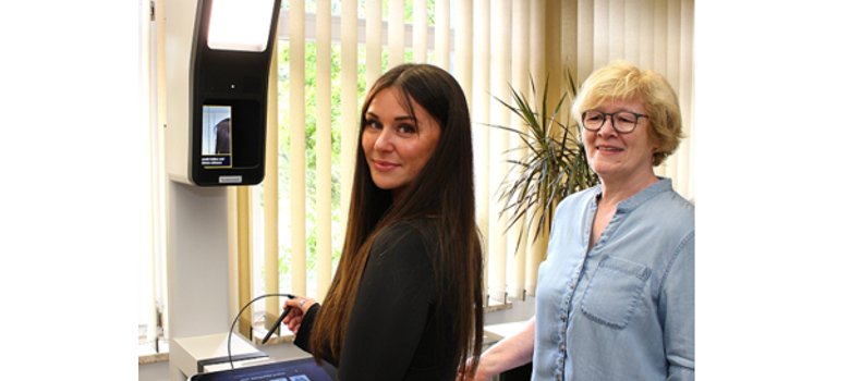 Tabea Neiße und Heike Meyer haben sich im Bürgerbüro bereits mit der neuen Technik vertraut gemacht – und für die ersten Versuche Modell gestanden