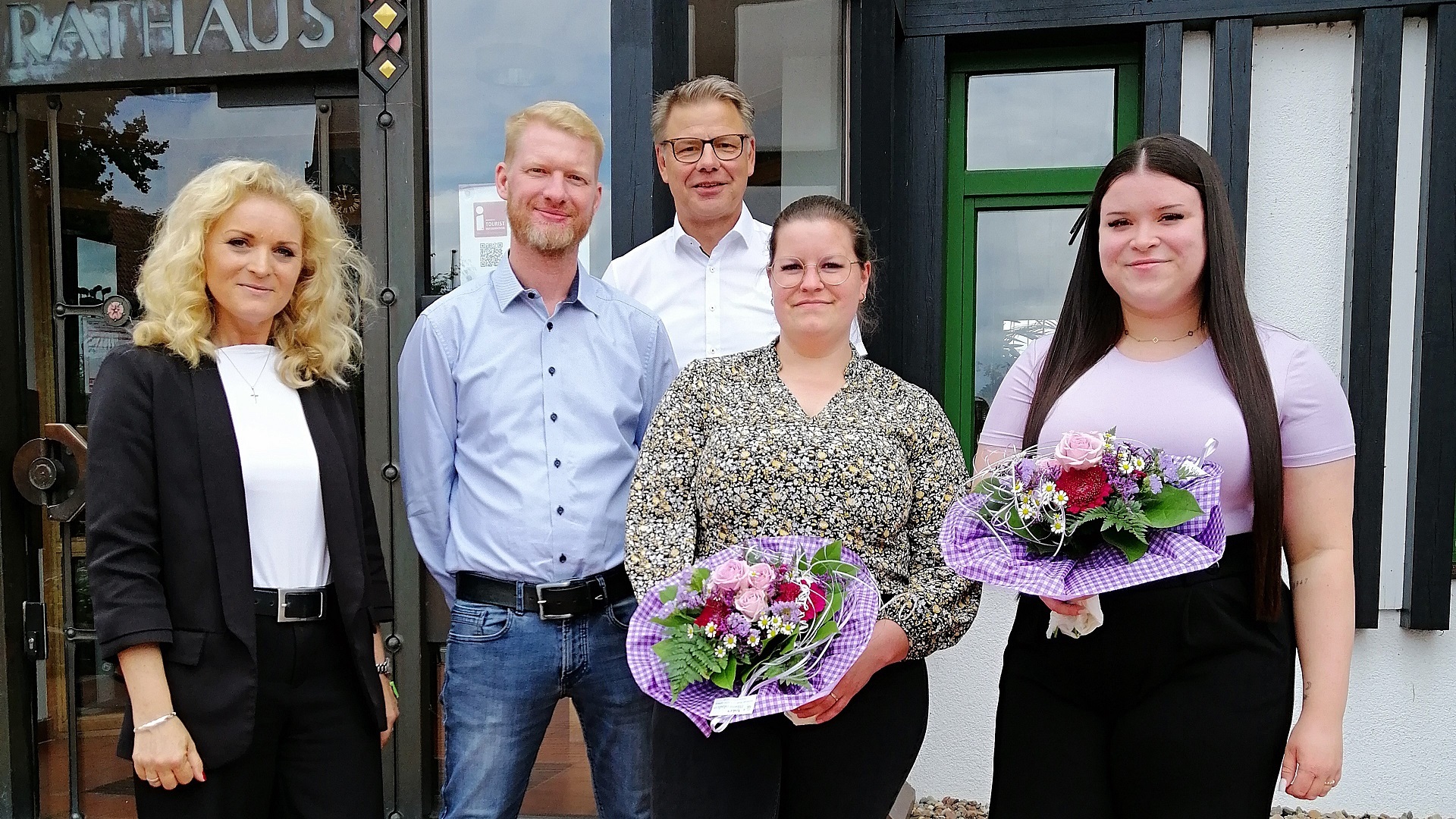 Judy Grothe, Björn Polacek, Martin Franke begrüßen die erfolgreichen Absolventen Jana Terei und Freya Kräft