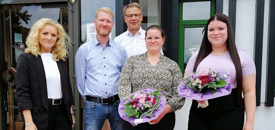 Judy Grothe, Björn Polacek, Martin Franke begrüßen die erfolgreichen Absolventen Jana Terei und Freya Kräft