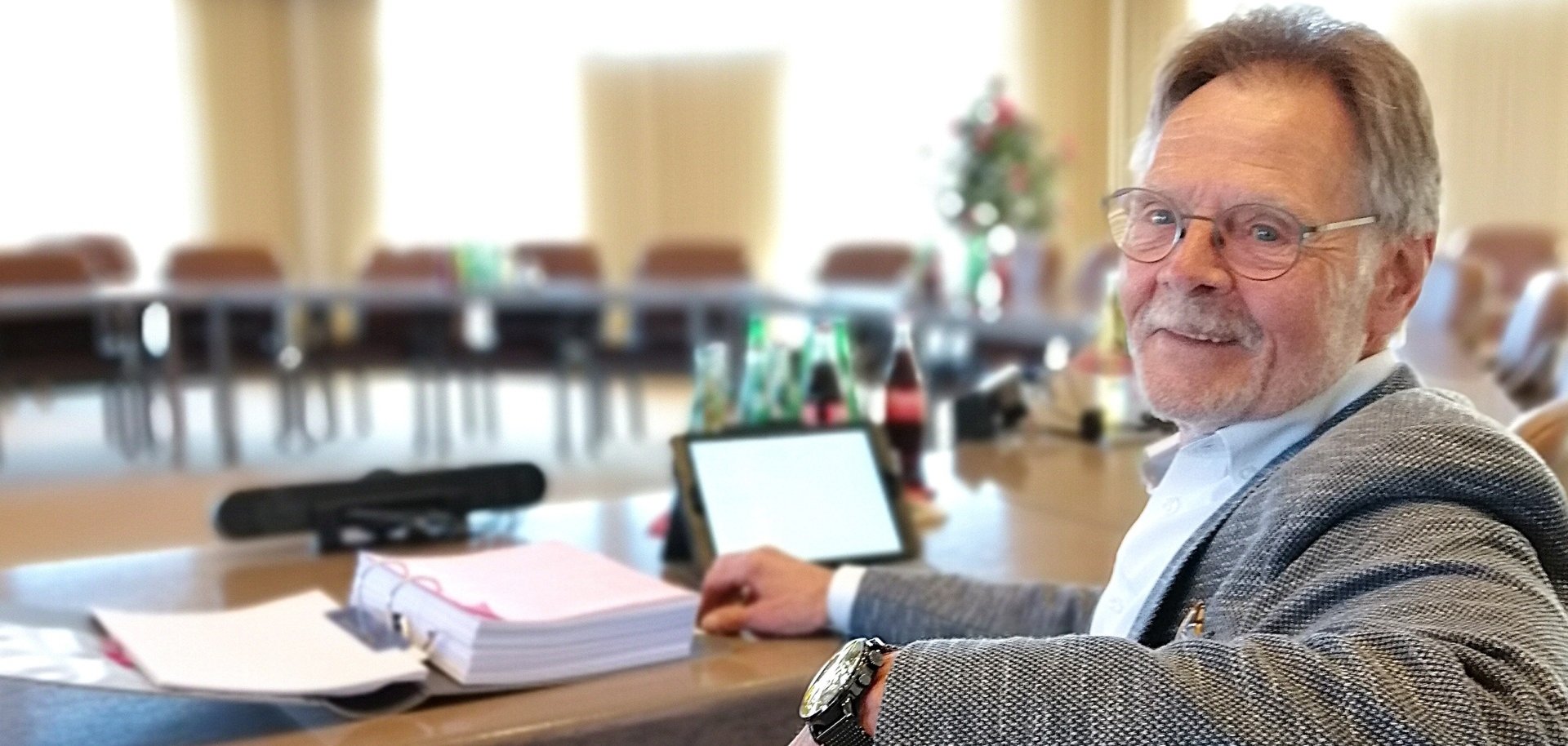 Ernst Busse sitzt im Ratssaal