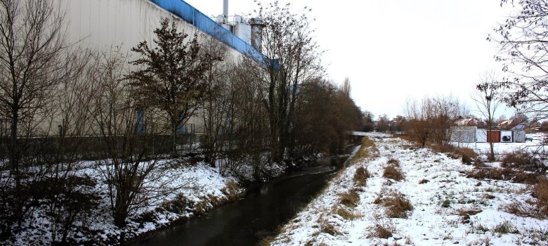 Der etwas trostlose Gewässerverlauf wie er aktuell aussieht