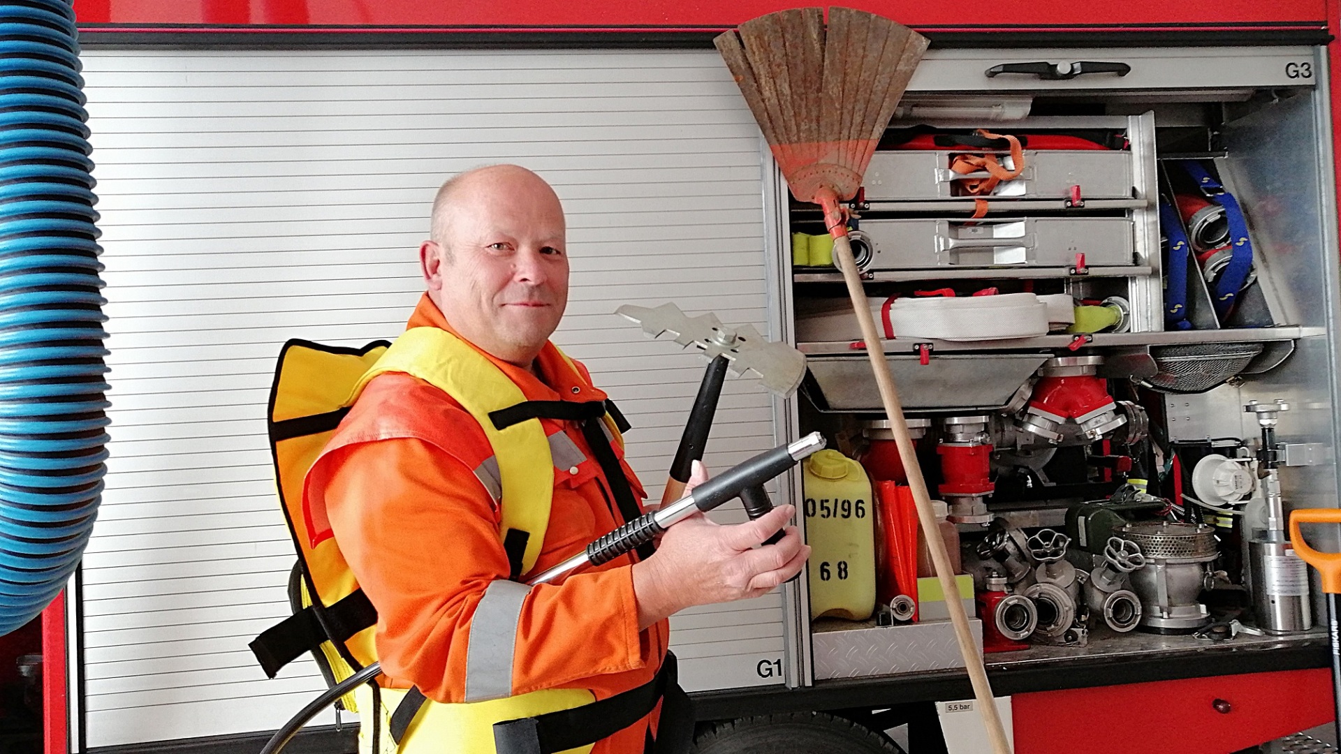 Stadtbrandmeister Markus Drewes stellt Werkzeuge der Vegetationsbrandbekämpfung vor