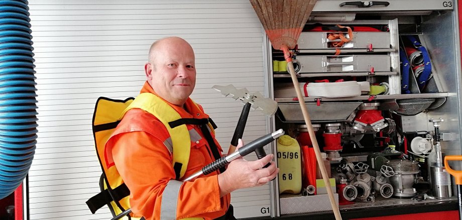 Stadtbrandmeister Markus Drewes stellt Werkzeuge der Vegetationsbrandbekämpfung vor