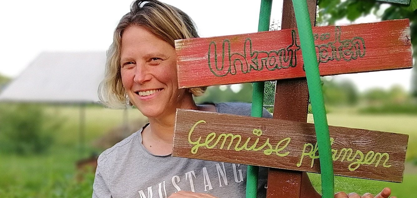 Frauke Kallendof mit einem Wunschwegweiser