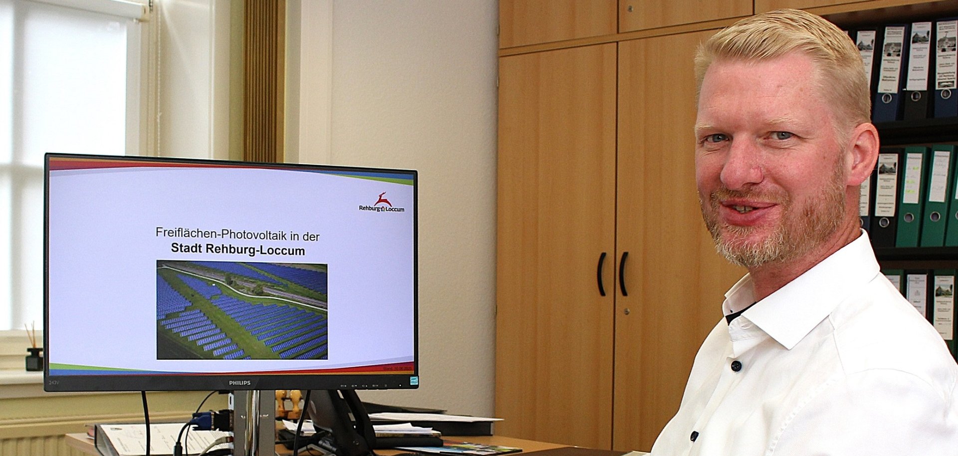 Björn Polacek sitzt im Büro vor seinem Rechner