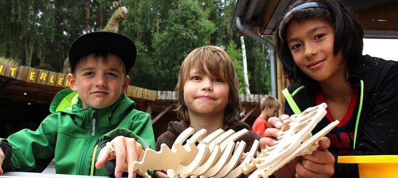 Kinder bei einer Ferienaktivität im Dinopark Kinder bei einer Ferienaktivität im Dinopark