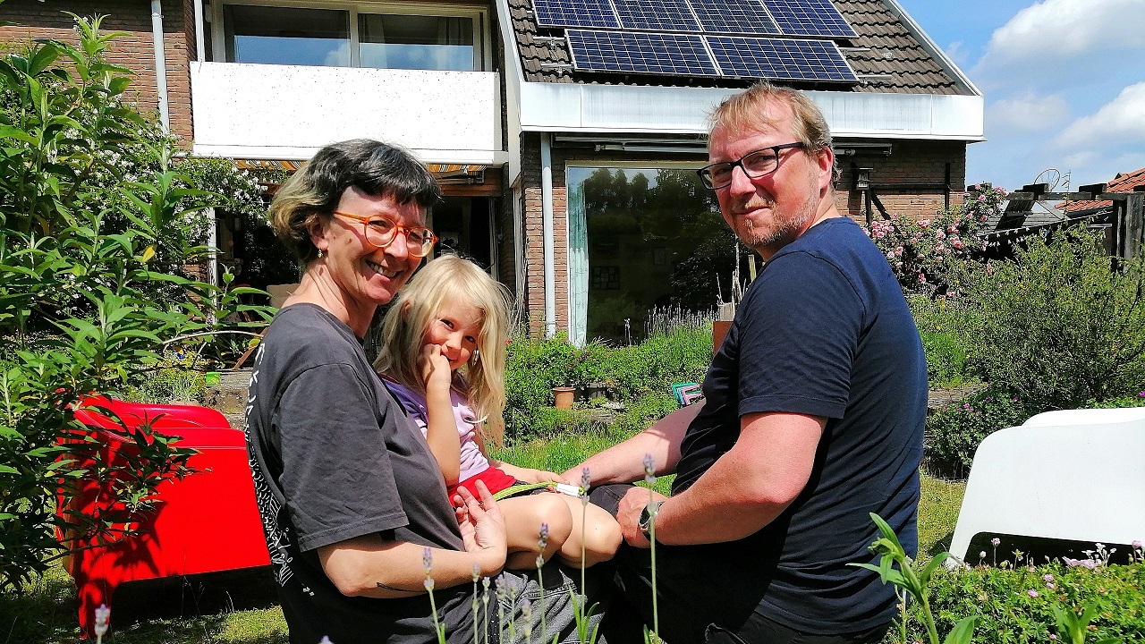 Melanie und Oliver Böhme mit einer Tochter vor ihrem Haus