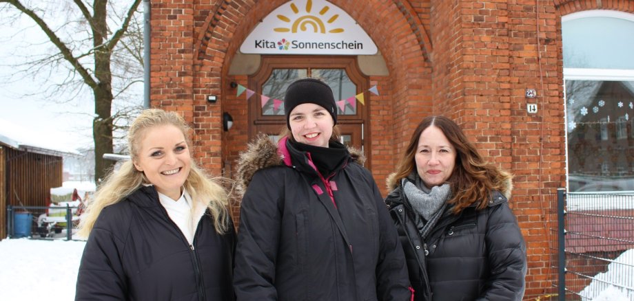 Judy Grothe, Mareen Vennes und Birgit Völlers vor der Kita Sonnenschein