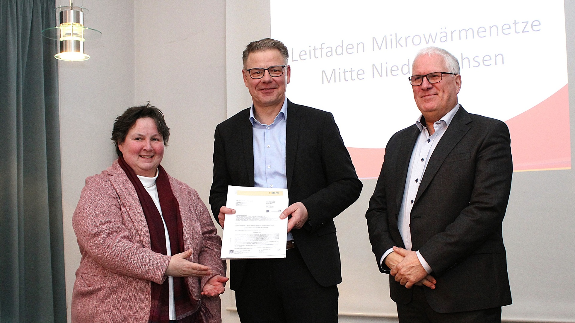 Susanne Grote und Martin Franke  erhalten den Förderbescheid von Othmar von Holtz